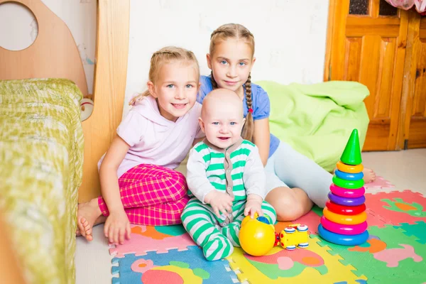 Niños felices jugando con su hermanito —  Fotos de Stock