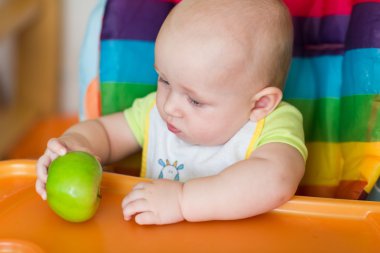 Bebek yeme elma yüksek sandalye