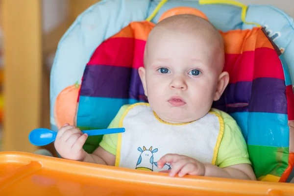 Αξιολάτρευτο μωρό τρώει στο καρεκλάκι — Φωτογραφία Αρχείου