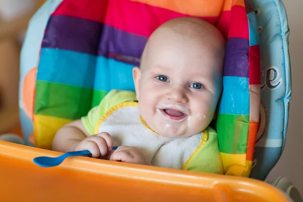 Schattige baby eten in hoge stoel — Stockfoto