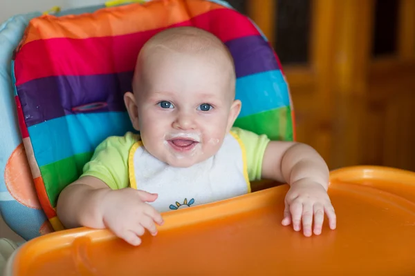 Schattige baby eten in hoge stoel — Stockfoto