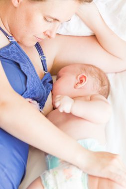 mutlu anne onun bebek bebek emzirme