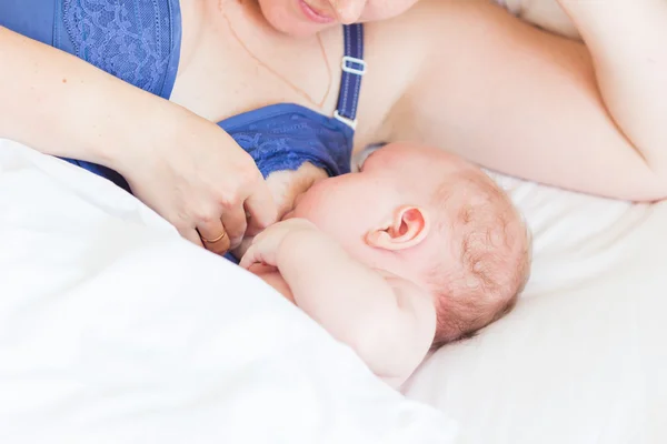 幸福妈妈母乳喂养她的宝宝婴儿 — 图库照片