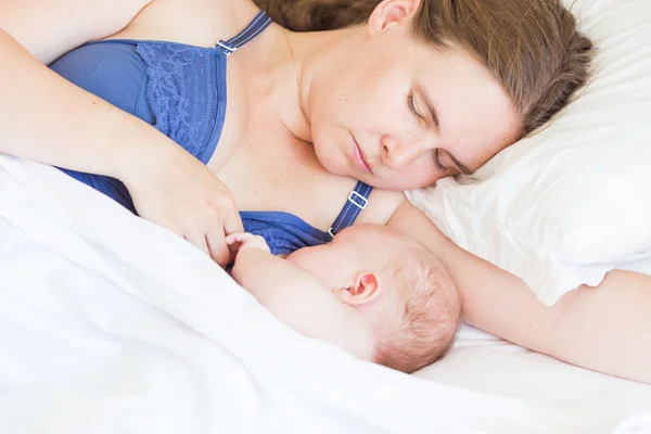 Glückliche Mutter beim Stillen ihres Säuglings — Stockfoto