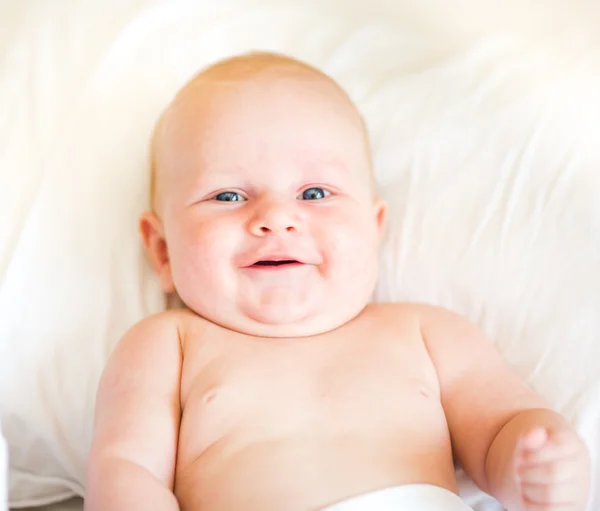 ベッドの上で横になっている静かな生まれたばかりの赤ちゃん — ストック写真