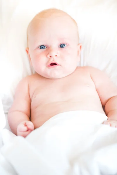 Peaceful newborn baby lying on a bed — Stock Photo, Image