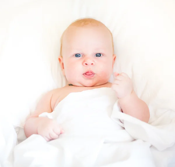 Peaceful newborn baby lying on a bed — Stock Photo, Image