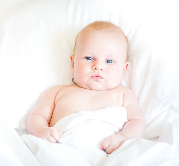 Bir yatakta yatarken huzurlu yeni doğan bebek — Stok fotoğraf