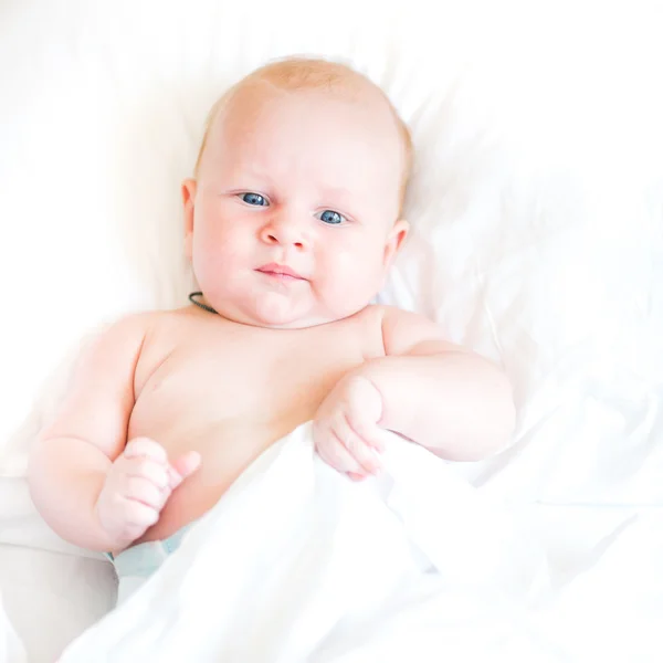 Vreedzame pasgeboren baby liggend op een bed — Stockfoto