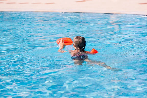 Linda niña en la piscina —  Fotos de Stock