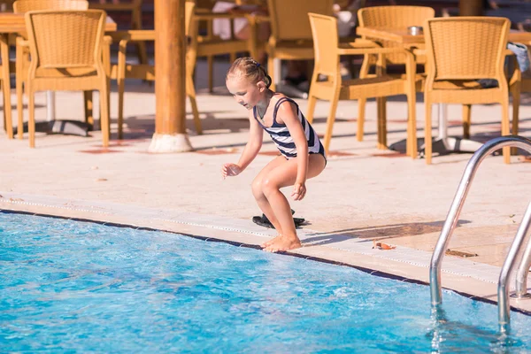 Linda niña está lista para saltar a la piscina — Foto de Stock