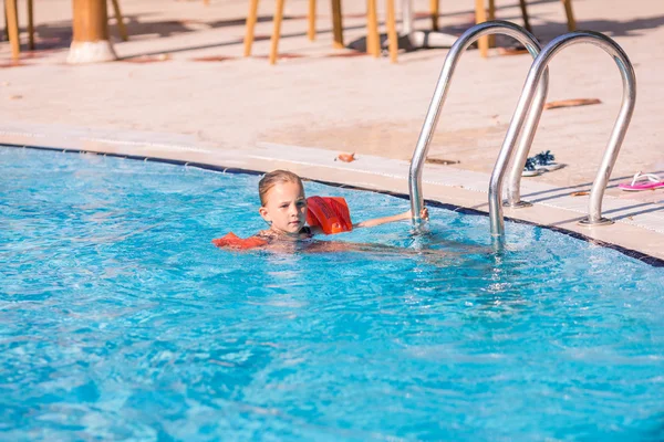 Linda niña en la piscina — Foto de Stock