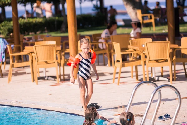 Cute little girl in swimming pool — Stock Photo, Image