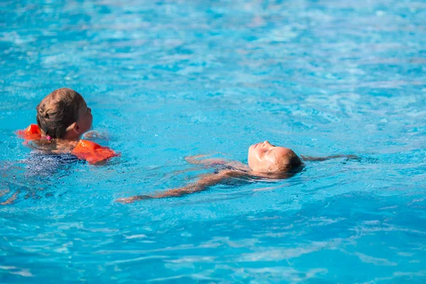 Linda niña en la piscina —  Fotos de Stock