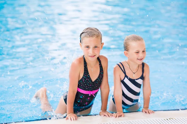 Yüzme havuzunda iki sevimli küçük kız — Stok fotoğraf