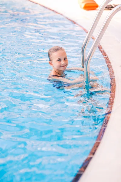 Cute little girl in swimming pool — Stock Photo, Image