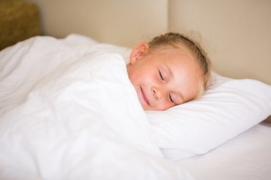 Uyuyan sevimli küçük kız