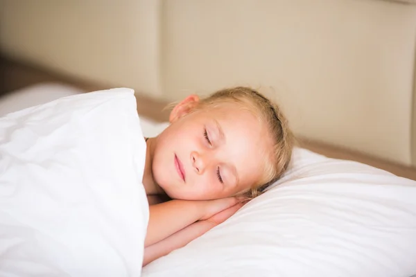 Bedårande liten flicka sover — Stockfoto