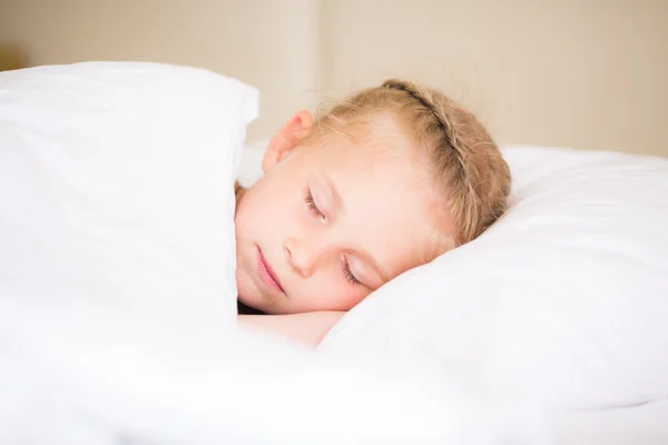 Bedårande liten flicka sover — Stockfoto