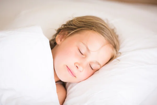 Красивая маленькая девочка спит — стоковое фото