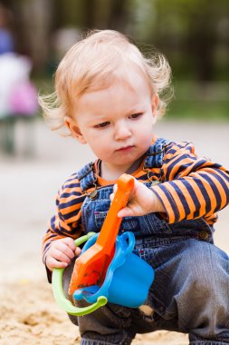 Kumla oynayan sevimli bebeğim