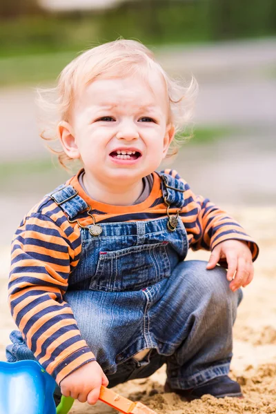 Bonito menino brincando com areia — Fotografia de Stock