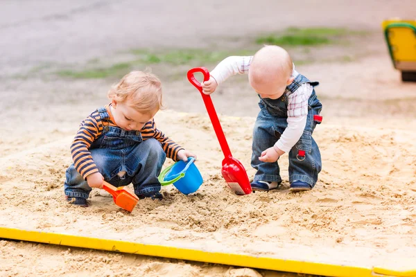 砂で遊ぶ 2 つの赤ちゃん男の子たち — ストック写真