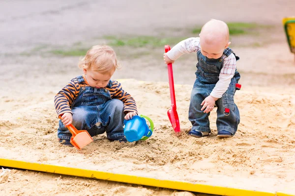 砂で遊ぶ 2 つの赤ちゃん男の子たち — ストック写真