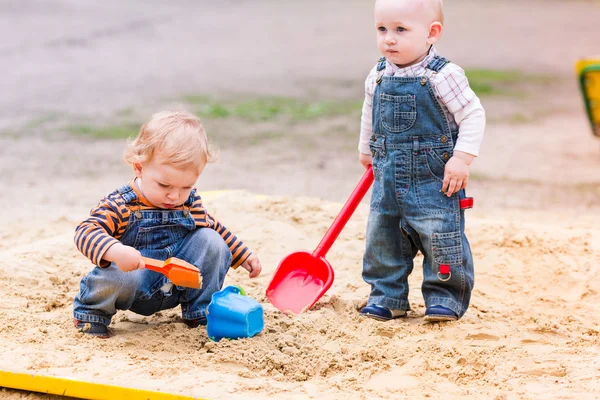 砂で遊ぶ 2 つの赤ちゃん男の子たち — ストック写真