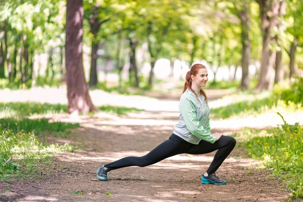 公園でストレッチ フィットの陽気な女性 — ストック写真