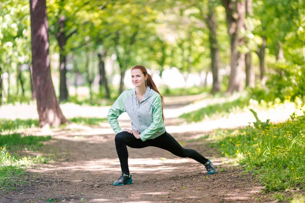 Sportif kadın parkta uzanan uygun — Stok fotoğraf