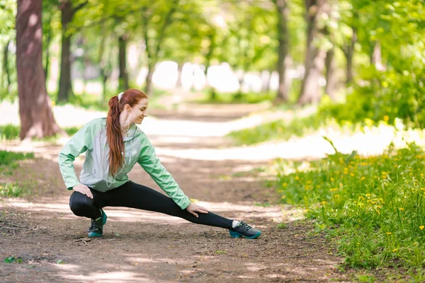 公園でストレッチ フィットの陽気な女性 — ストック写真