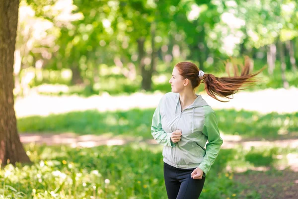 Ajuste de las mujeres deportivas corriendo en el parque —  Fotos de Stock