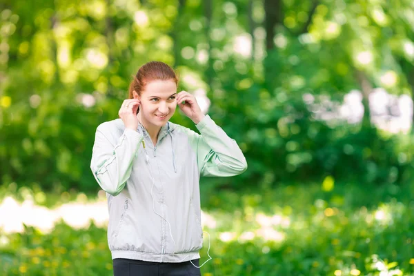 Fitte, sportliche Frauen beim Joggen im Park — Stockfoto