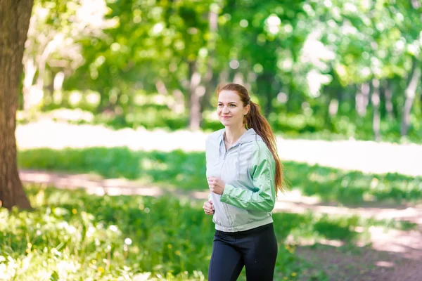 Sportif kadın parkta koşu uygun — Stok fotoğraf