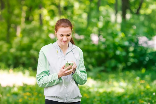 Fit kobiety sprawny jogging w parku — Zdjęcie stockowe