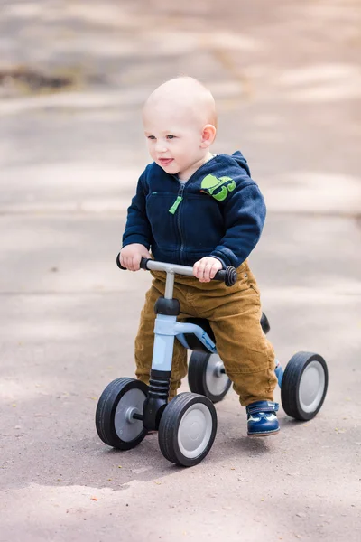 Lindo bebé en su primera bicicleta de carreras —  Fotos de Stock