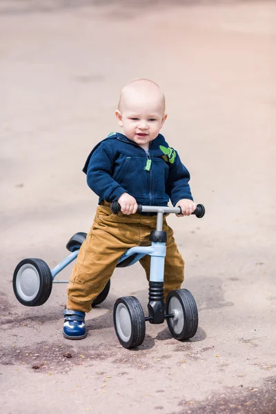 Bonito menino em sua primeira bicicleta de corrida — Fotografia de Stock