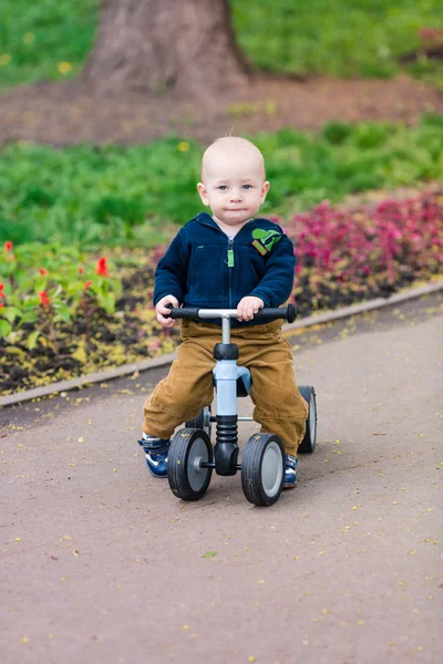 Lindo bebé en su primera bicicleta de carreras — Foto de Stock