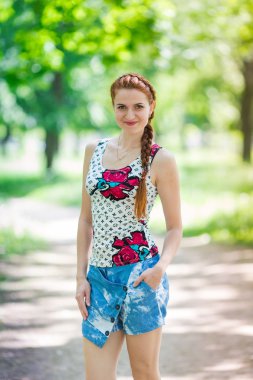 Örgü açık olan güzel kadın