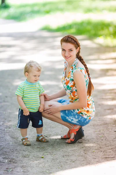 屋外の彼女の赤ちゃんと美しい女性 — ストック写真