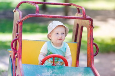 Bebek çocuk parkında bir oyuncak araba