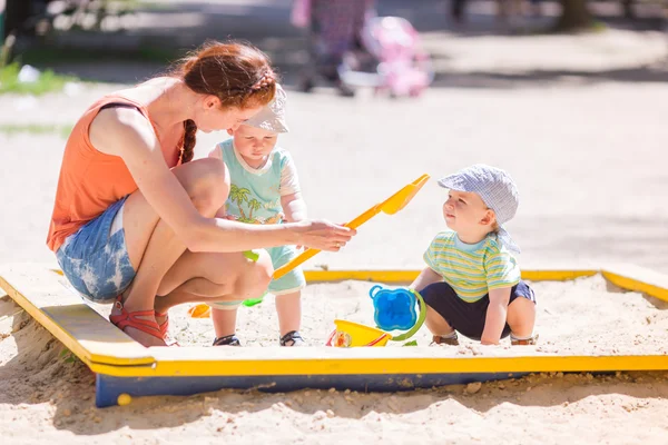 İki bebek çocuklar ile oynarken annesi — Stok fotoğraf