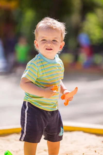 Bonito menino brincando com areia — Fotografia de Stock