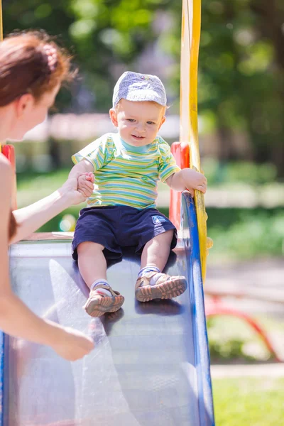Babyjongen op de speelplaats — Stockfoto