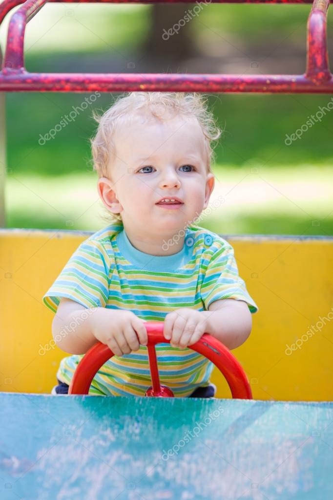 Bebe Garcon Conduisant Une Voiture Jouet A L Aire De Jeux Image Libre De Droit Par Len44ik C