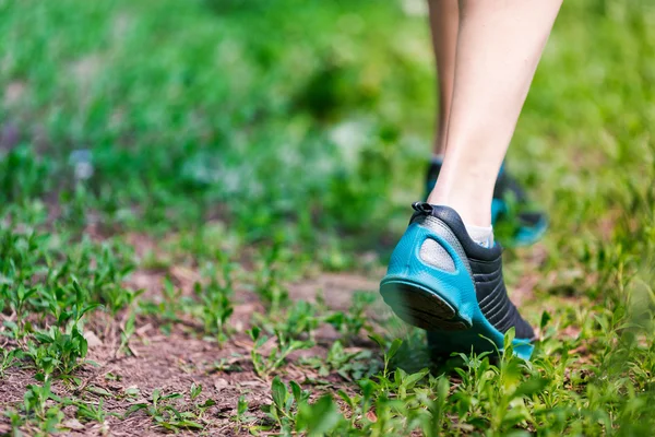 Closeup της γυναίκας ξυπόλυτος παπούτσια για τρέξιμο. — Φωτογραφία Αρχείου