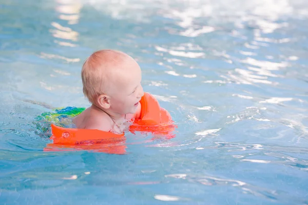 Симпатичный маленький ребенок в бассейне — стоковое фото