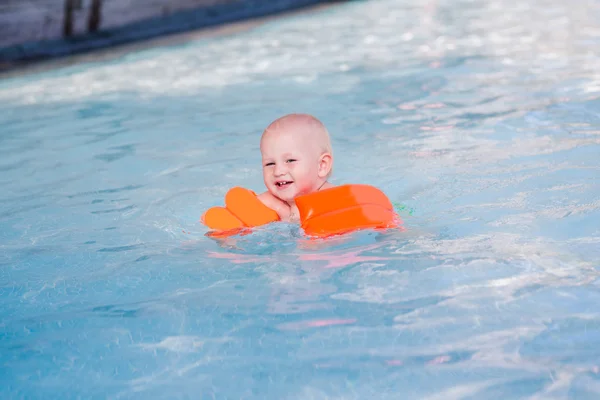 Lindo bebé en la piscina — Foto de Stock