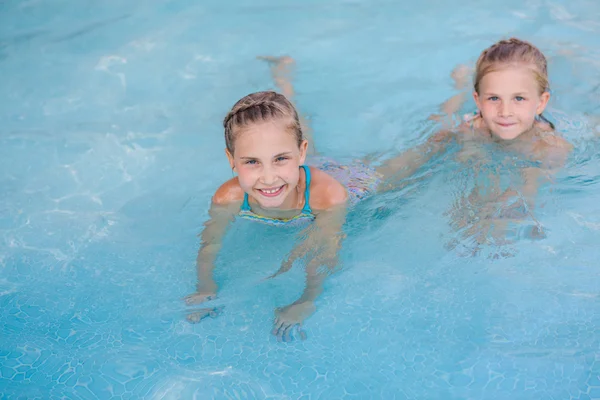 Dos niñas lindas en la piscina — Foto de Stock